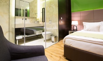 The open-plan hotel bathroom dilemma