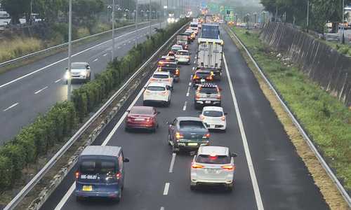People flock home, Ho Chi Minh City to Central region expressways severely jammed
