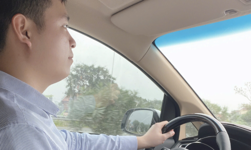 4 ways to reduce eye strain when driving long distances during Tet