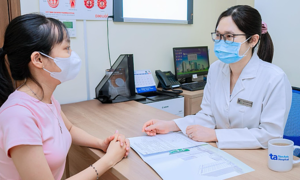 Should people with allergic rhinitis display flowers indoors during Tet?