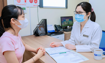 Should people with allergic rhinitis display flowers indoors during Tet?
