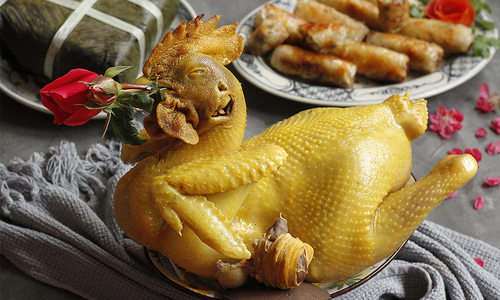 Why is a rooster indispensable on Vietnamese offering trays?