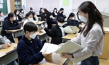 South Korea cuts teacher numbers, risking to follow Japan's 'mistakes'