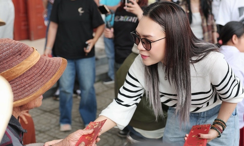 Artists give gifts, li xi to those in difficult circumstances