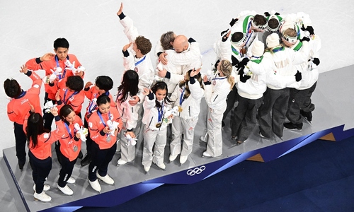Winter olympic podium damages athletes' skates