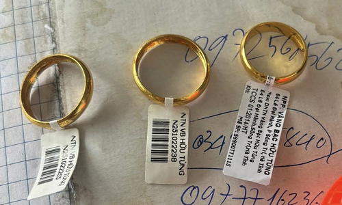 Two women seek owner of gold bag lost on highway