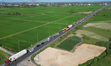 Cars experience prolonged congestion on national highways, expressways in central region