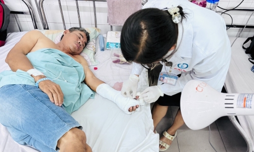 Banh chung pot spill severs young man's finger