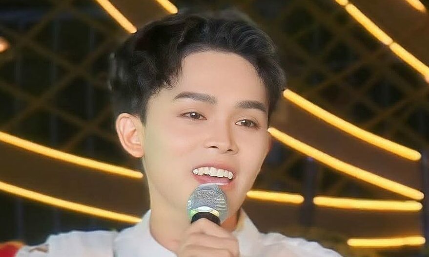 Ho Van Cuong performs tan co giao duyen