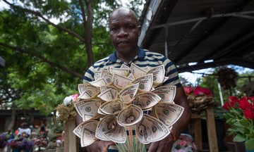Cash bouquets popular for Valentine's Day in Zimbabwe