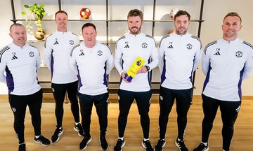 Carrick wins premier league manager of the month award