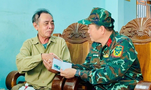 The strength of the 'connecting warm arms' project in Hoa Thinh, a flood-stricken area
