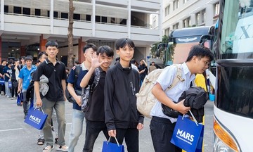 M&M'S bus takes 100 students home for Tet celebrations