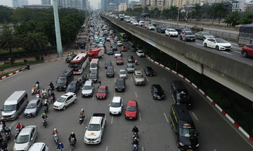 Hanoi gateways congested, Ho Chi Minh City clear on eve of Tet
