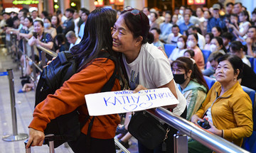 Tan Son Nhat airport packed with overseas Vietnamese returning for Tet