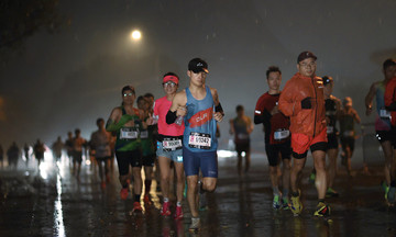Runners brave cold rain at VnExpress Marathon All-Star 2026