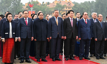 Party and state leaders pay respects to President Ho Chi Minh and former leaders