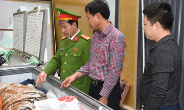 Two arrested for buying two 400 kg tigers to make bone glue for Tet