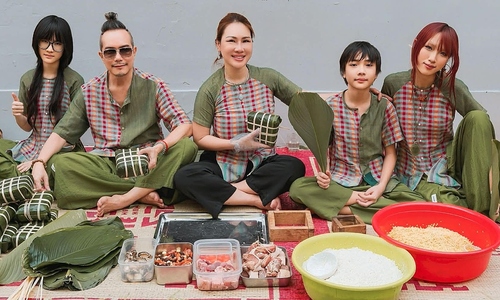 Artists gather with loved ones to make tet cakes