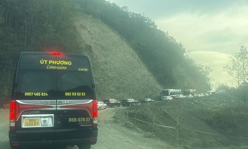 Prolonged congestion on the road connecting Mui Ne - Da Lat