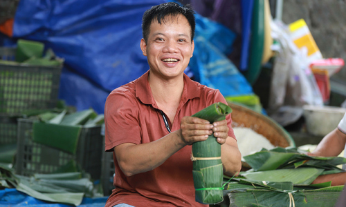 An Truyen village busy preparing banh chung and banh tet for Tet
