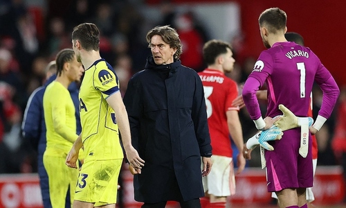 Tottenham players frustrated by coach's frequent praise of Arsenal