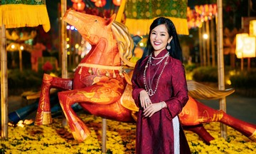 Hong Nhung dons ao dai for spring flower street check-in
