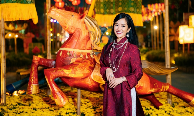 Hong Nhung dons ao dai for spring flower street check-in