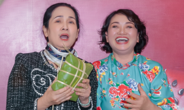 Artist Lan Huong teaches colleagues to make banh chung