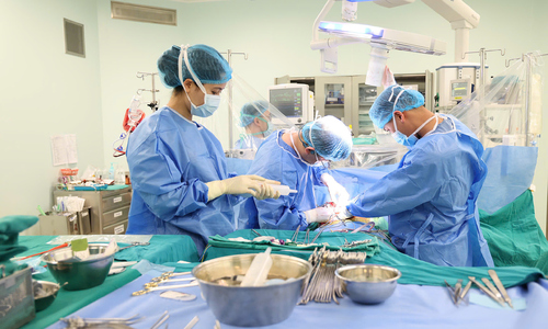 Doctors return to hospital for emergency liver transplant, saving critically ill patient while on Tet holiday travel