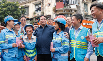 Prime Minister Pham Minh Chinh visits, gives lucky money to Hanoi environmental workers