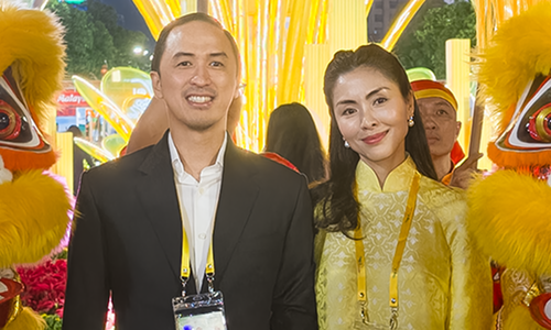 Stars attend Nguyen Hue flower street opening