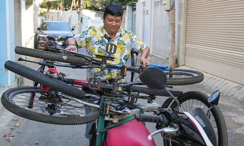 Tutor repairs 400 old bicycles for those in need