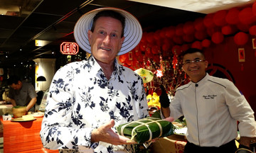 Western tourists enjoy their first time making banh chung