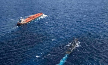 US intercepts oil tanker 'defying blockade order'