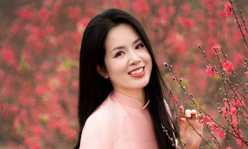 Actress from 'Vua Bai Rac' returns from the UK to enjoy Tet