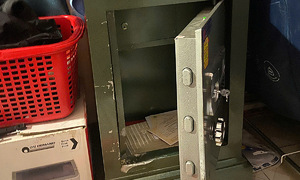 Teen breaks into aunt's house, smashes safe, steals 17 taels of gold