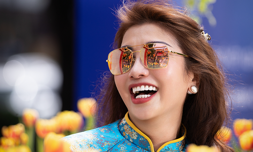 Miss Ly Thu Thao strolls Nguyen Hue flower street in Ho Chi Minh City