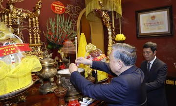 General Secretary To Lam offers incense at Thang Long Imperial Citadel
