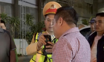 Driver challenges traffic police during alcohol test