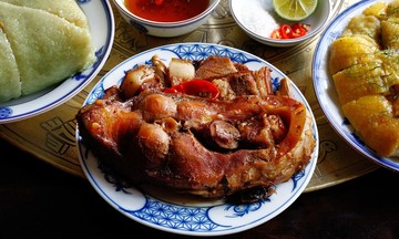 Why hanoians of the past ate banh chung with braised fish