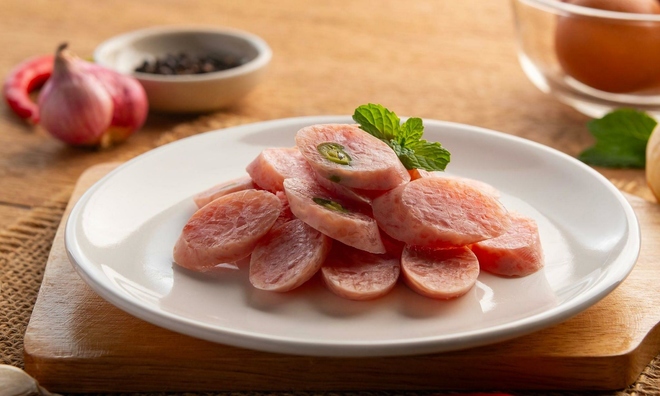 Should children eat nem chua and pickled vegetables during Tet?