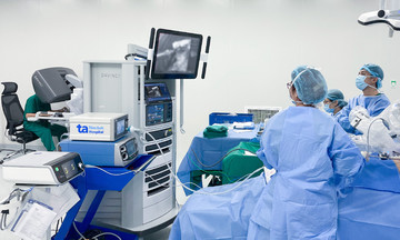 Robotic lung tumor surgery