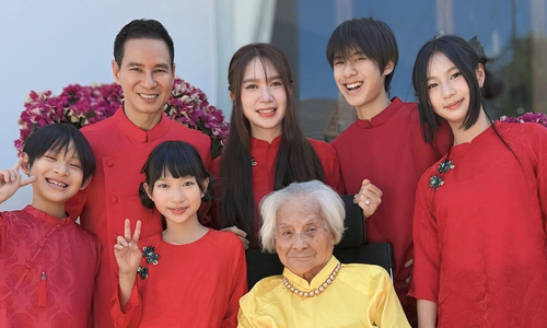 Stars gather with families on the first day of the Binh Ngo new year