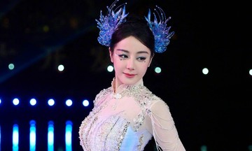 Xinjiang beauty transforms into a mermaid
