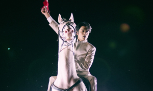 "The most handsome man in China" rides a white horse to usher in the new year