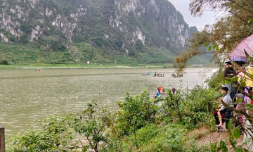 Boat capsizes during Tet visit, one dead, two missing