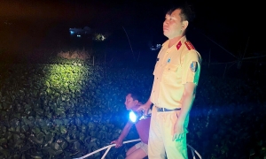 Police rescue youth who jumped from Chau Doc bridge