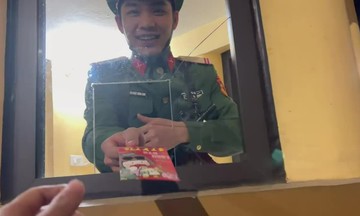 Chinese visitor moved by Tet lucky money from Vietnamese soldier