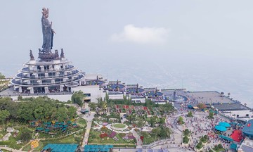 Thousands of tourists flock to Ba Den mountain spring festival